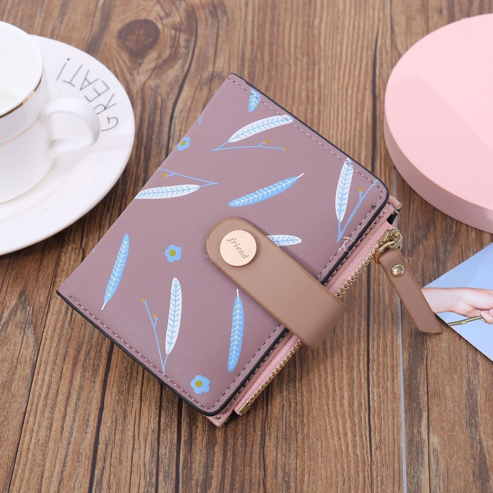 Cartera con estampado hojas