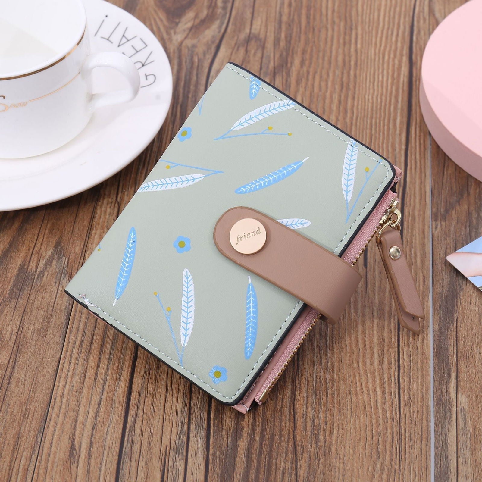 Cartera con estampado hojas